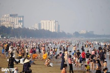 Biển Sầm Sơn ken đặc người dịp Giỗ Tổ Hùng Vương
