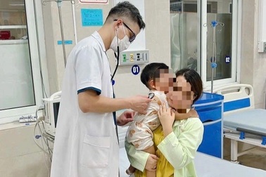 Hai cháu bé bị ngộ độc khí thải ô tô sau 1 tiếng ngồi trên xe