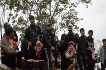 Phiên chợ độc nhất vô nhị ở Thanh Hóa, các cô gái "ăn no" cà chua