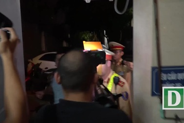 Giả câm, bỏ phương tiện để chống đối kiểm tra nồng độ cồn ở Hà Nội