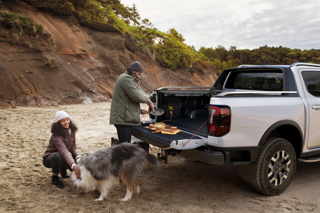 Ford Ranger phiên bản xăng lai điện chạy được hơn 45km thuần điện - 6 Ford Ranger phiên bản xăng lai điện chạy được hơn 45km thuần điện - 6