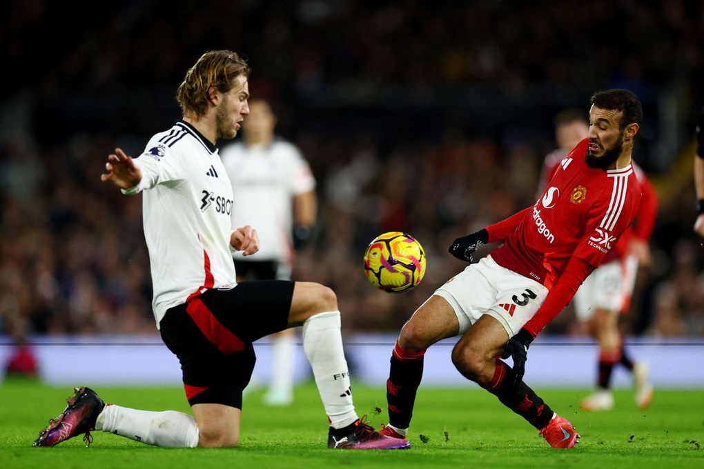 Lisandro Martinez lập công, Man Utd may mắn thắng Fulham - 1