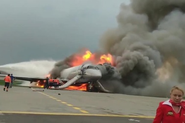 Video cơ phó bất chấp nguy hiểm cứu cơ trưởng trên máy bay Nga bốc cháy