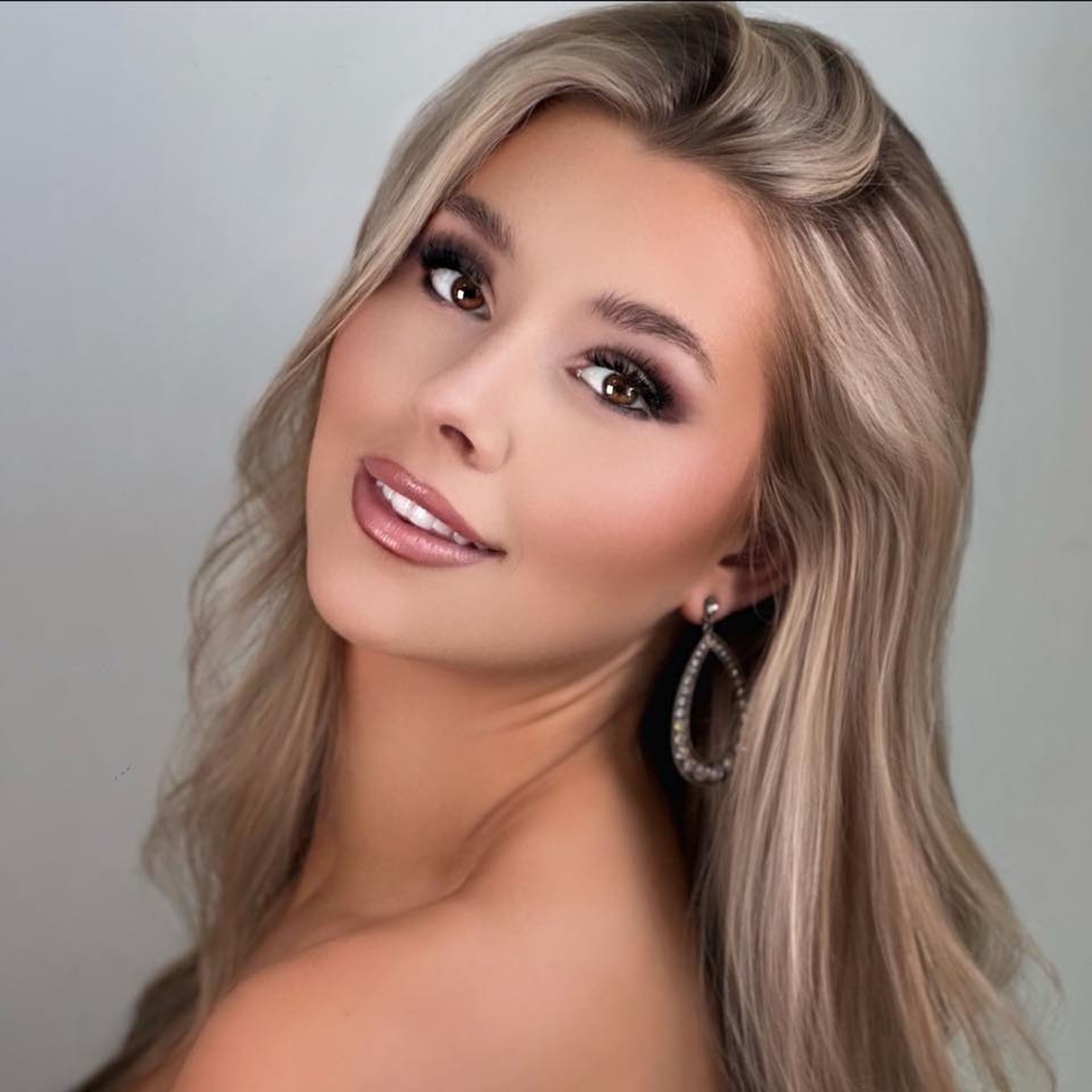 Sắc vóc búp bê tóc vàng vừa đăng quang Miss Cosmo 2025 - 7 Sắc vóc búp bê tóc vàng vừa đăng quang Miss Cosmo 2025 - 7