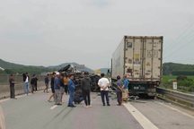 Va chạm trên cao tốc Diễn Châu - Nghi Sơn, giao thông ùn tắc cục bộ