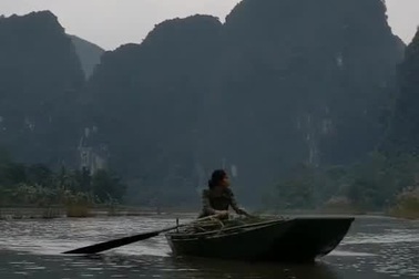 "Anh Tây" bất ngờ với cảnh chèo thuyền bằng chân ở Tam Cốc Ninh Bình