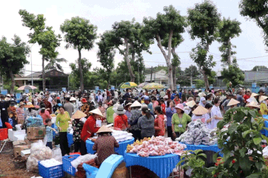 Phiên chợ mua đồ bằng lá dịp 8/3 thu hút hàng trăm người dân ở Đồng Nai