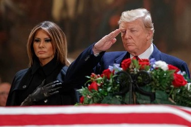 Vì sao cựu Tổng thống Bush "cha" muốn ông Trump dự tang lễ?