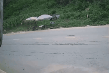 Ô tô tải mất lái lao vào người phụ nữ bán nhãn ven đường quốc lộ