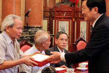 Chủ tịch nước tiếp các cựu cán bộ bảo vệ Bác Hồ