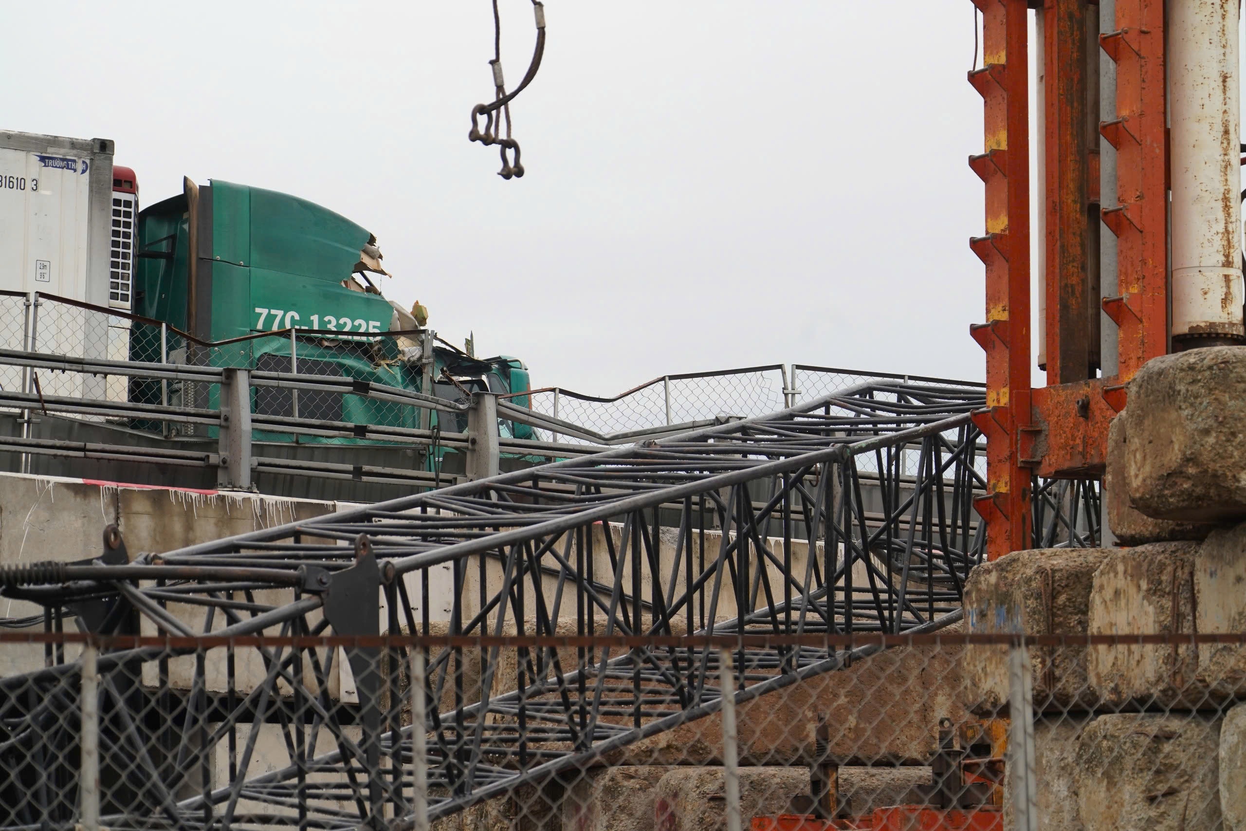 Cần cẩu sập đè ô tô ở TPHCM, đơn vị thi công bồi thường gần 400 triệu đồng - 1