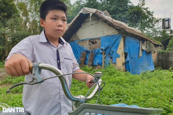 Cậu bé mồ côi phụ thân ở nơi bò hút mang trọng vấn đề sức khỏe, chăm bà nội liệt nửa trẻ nhỏ bé người