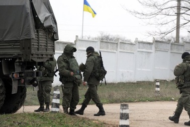 Đối đầu căng thẳng tại căn cứ quân sự ở Crimea 