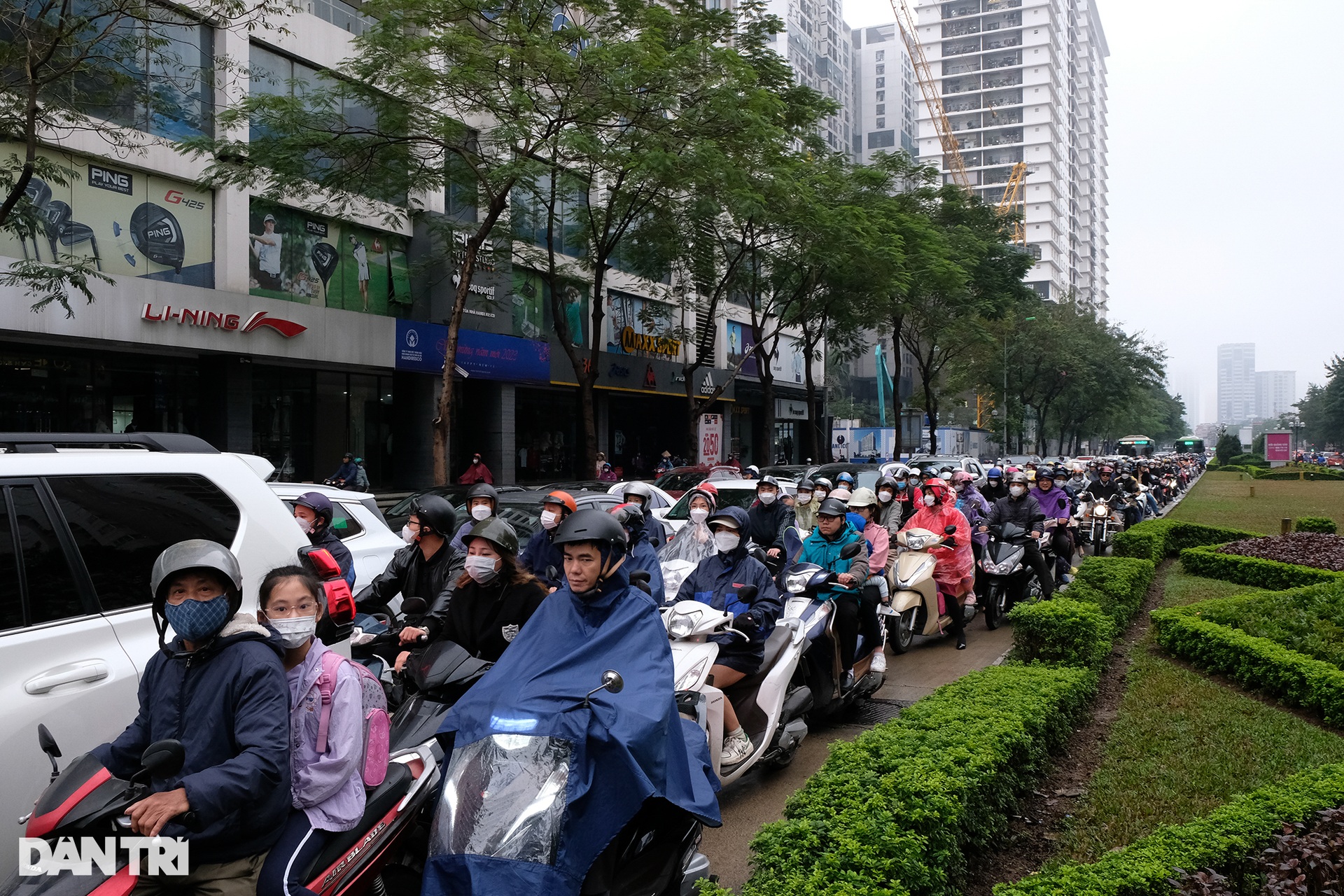 Người Hà Nội chật vật di chuyển dưới trời mưa dai dẳng và sương mù dày đặc - 7 Người Hà Nội chật vật di chuyển dưới trời mưa dai dẳng và sương mù dày đặc - 7