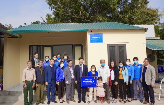 Đại diện lãnh đạo VNPT Thanh Hóa, Tỉnh đoàn và chính quyền địa phương trao nhà nhân ái cho gia đình chị Phan Thị Ân