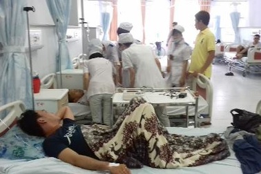 Người nhà bệnh nhân bất ngờ đánh điều dưỡng túi bụi