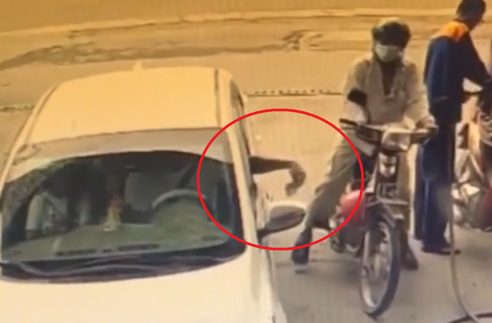 Clip "tài xế ngồi trên xe vứt tiền xuống đất khi đổ xăng" nổi bật tuần qua