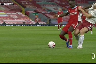 Sadio Mane may mắn thoát thẻ đỏ sau pha thúc cùi chỏ vào mặt đối thủ