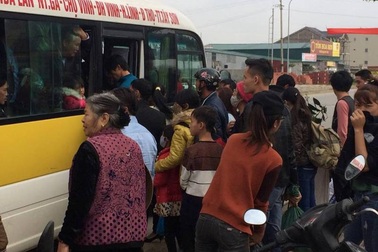 Vã mồ hôi đi xe buýt ngày đầu năm