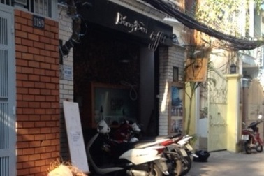 Chủ quán cà phê bị tạt a xít kinh hoàng