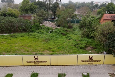 Lô đất "vàng" còn sót cạnh hồ Tây bất ngờ xuất hiện bảng tên Tân Hoàng Minh