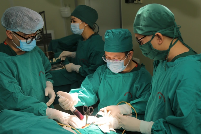 Các bác sĩ thực hiện phẫu thuật cho bệnh nhân. Ảnh: Bệnh viện cung cấp.