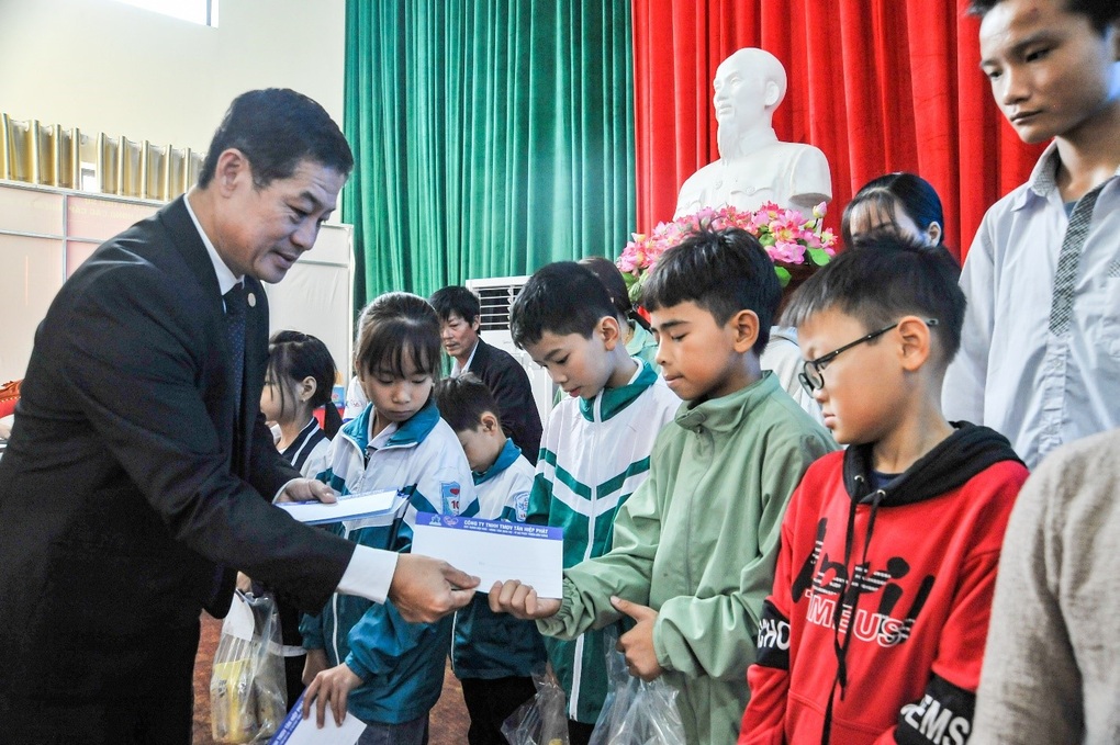 Hàng trăm học sinh nhận học bổng Nối trọn yêu thương - Nâng bước đến trường - 1 Hàng trăm học sinh nhận học bổng Nối trọn yêu thương - Nâng bước đến trường - 1