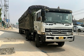 Người dân đuổi theo xe đầu kéo cán tử vong nam thanh niên ở TPHCM