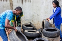 Cô gái trả tiền để mua rác, biến lốp xe thành mặt hàng hút khách