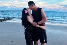 Vợ thủ môn Đình Triệu: Chồng đưa hết lương thưởng cho vợ, vẫn bị trừ 1 điểm