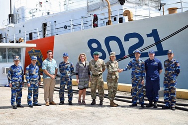 Hai chuẩn tướng lên thăm tàu Cảnh sát biển bàn giao cho Việt Nam tại Hawaii