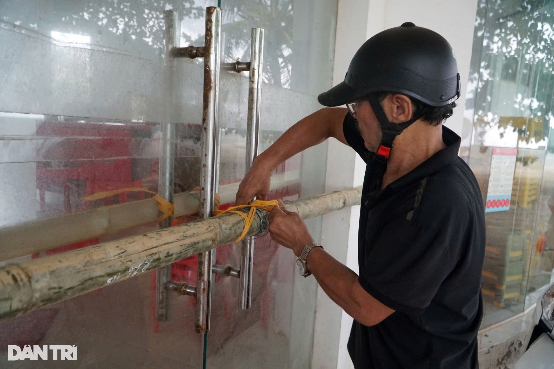 Người dân ven biển kéo tàu thuyền lên bờ, gia cố nhà cửa trước bão Yagi - 9 Người dân ven biển kéo tàu thuyền lên bờ, gia cố nhà cửa trước bão Yagi - 9