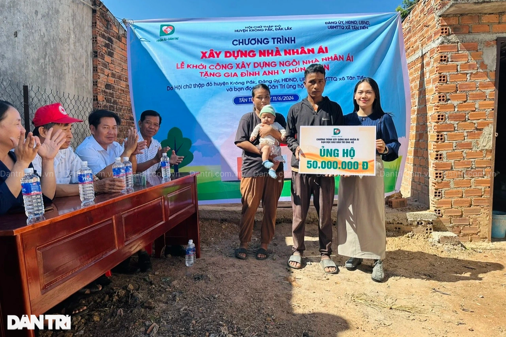 Gia đình người đàn ông khốn khổ sống trong căn chòi được xây nhà mới - 1 Gia đình người đàn ông khốn khổ sống trong căn chòi được xây nhà mới - 1