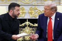 Tiết lộ món quà Tổng thống Trump và Tổng thống Zelensky tặng nhau