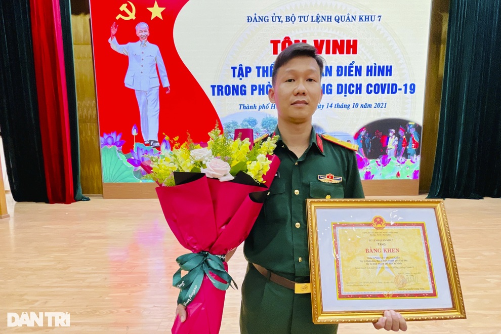 Hành trình Thiếu tá nhận đỡ đầu 3 anh em bé gái một mình nhận tro cốt mẹ - 2 Hành trình Thiếu tá nhận đỡ đầu 3 anh em bé gái một mình nhận tro cốt mẹ - 2