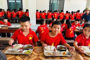 Phụ huynh bất ngờ suất cơm bán trú 17.000 đồng, cộng đồng mạng khen ngợi