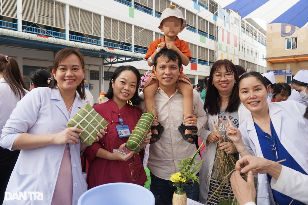 Người mẹ cạn tiền, ôm con gái 2 tuổi lên xe buýt đi cấp cứu ngày cận Tết - 5 Người mẹ cạn tiền, ôm con gái 2 tuổi lên xe buýt đi cấp cứu ngày cận Tết - 5