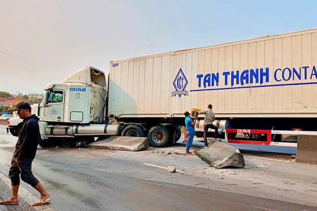 Xe container gặp tai nạn, quốc lộ 1A ách tắc trong nhiều giờ - 1 Xe container gặp tai nạn, quốc lộ 1A ách tắc trong nhiều giờ - 1