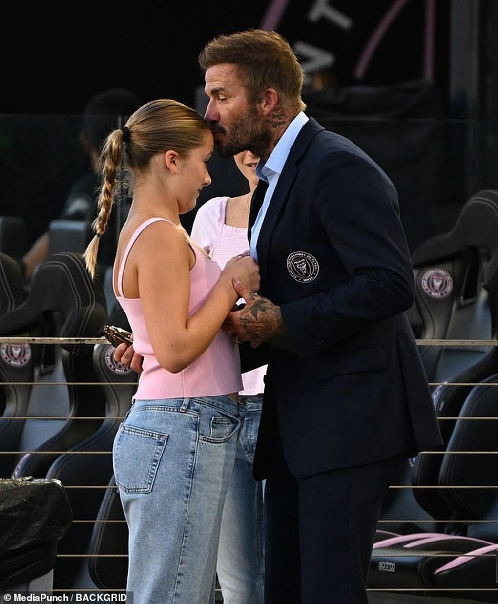 Hộ tống Messi ra sân, cô út Harper Beckham được cha khen ngợi hết lời - 4 Hộ tống Messi ra sân, cô út Harper Beckham được cha khen ngợi hết lời - 4