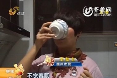 Kỳ lạ người phụ nữ thích uống dầu ăn thay nước lọc