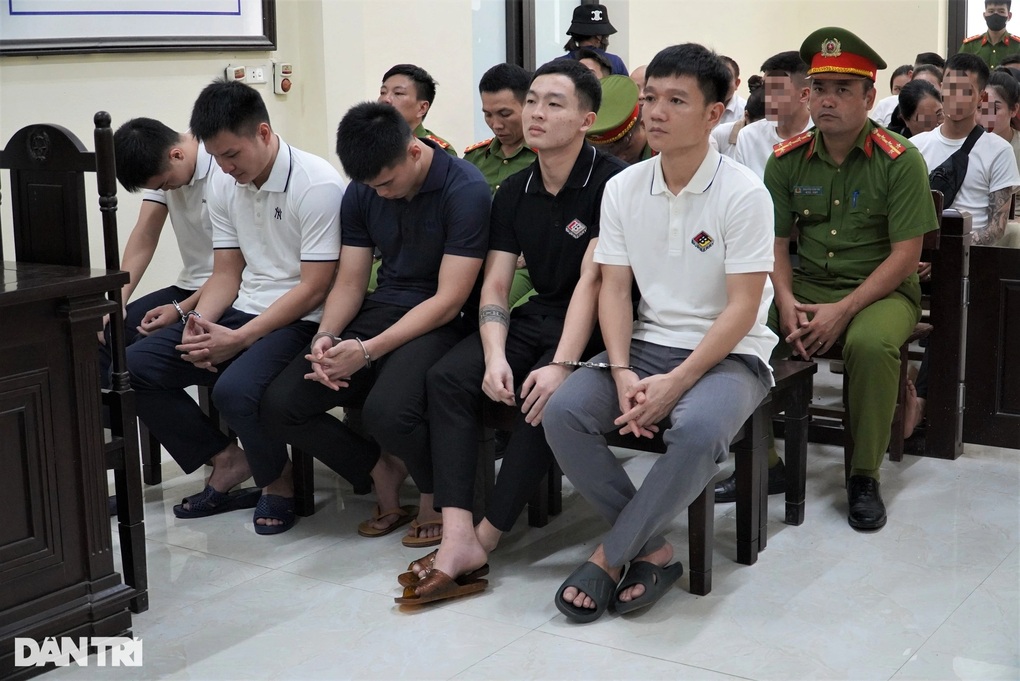 Nhóm cầu thủ Hà Tĩnh bay lắc cùng 5 cô gái hôm nay hầu tòa - 1 Nhóm cầu thủ Hà Tĩnh bay lắc cùng 5 cô gái hôm nay hầu tòa - 1