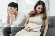 Thấy miếng cá hồi trên mâm cơm, chồng nói một câu khiến tôi nghẹn đắng