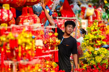 Phố bán đồ trang trí Tết ở Sài Gòn "lo sốt vó" vì vắng khách