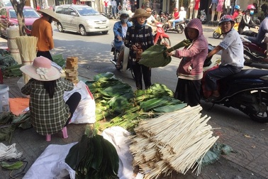 Cận Tết: Chợ lá dong ngã ba Ông Tạ thách giá “trên trời”