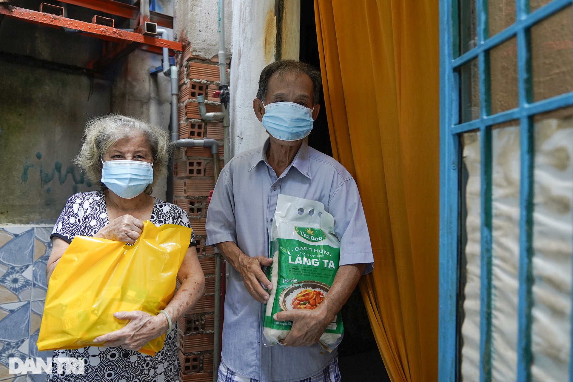 Người dân xóm trọ bật khóc khi nhận quà từ Tổ công tác đặc biệt Bộ LĐ-TBXH - 6