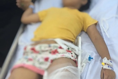 2 nạn nhân nhỏ tuổi vụ xe khách tông xe tải ở Hoà Bình phải chuyển lên Bệnh viện Việt Đức cấp cứu