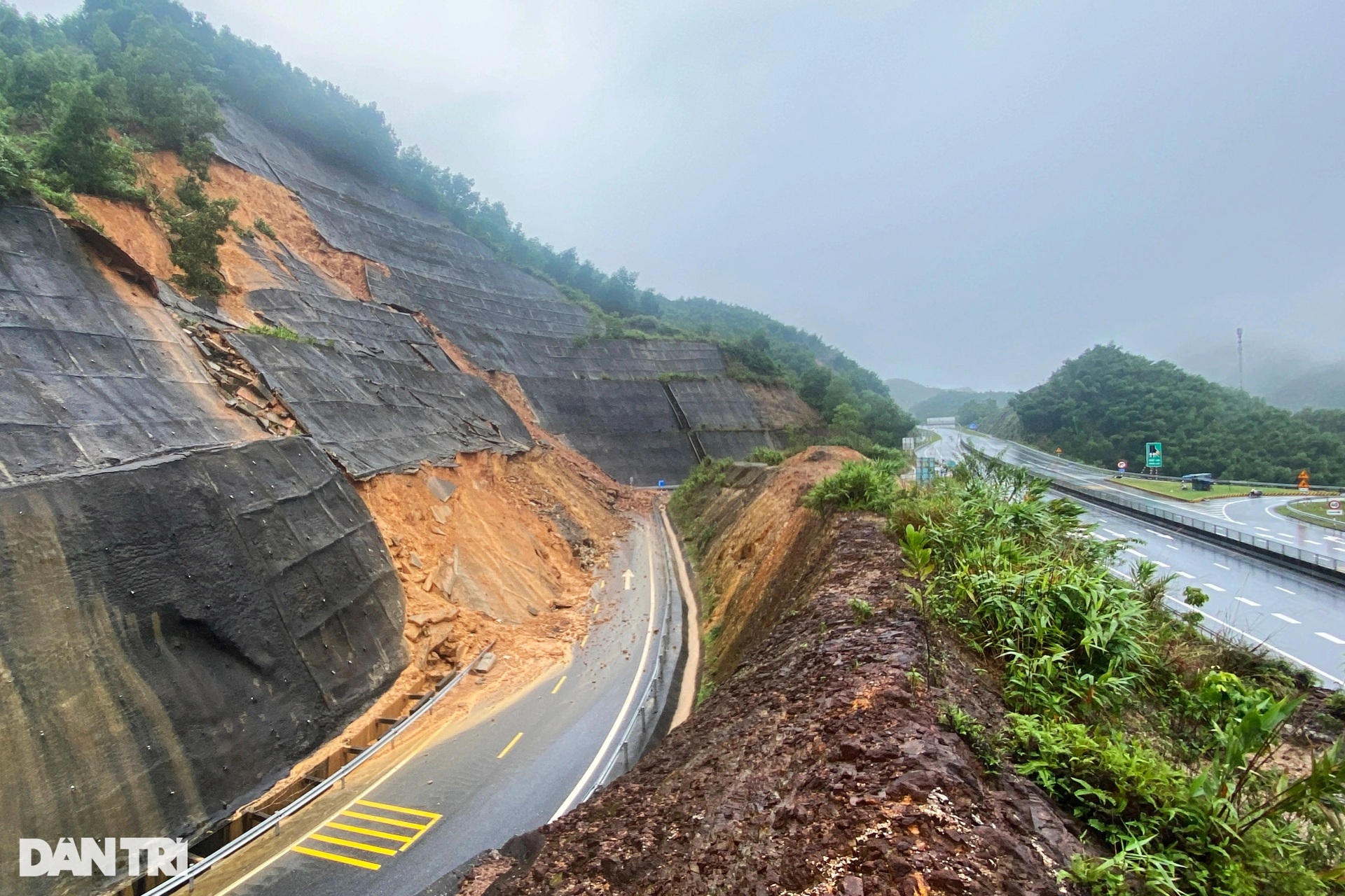 Hơn 21.000m3 đất đá đổ sập, chặn nút giao cao tốc La Sơn - Túy Loan - 1 Hơn 21.000m3 đất đá đổ sập, chặn nút giao cao tốc La Sơn - Túy Loan - 1