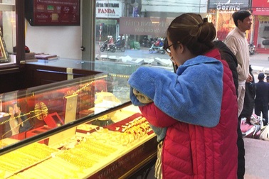 Mẹ bỉm sữa bồng con 4 tháng đi mua vàng trước lễ Thần tài