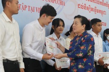 Sinh viên Campuchia tại Việt Nam nhận học bổng 300 triệu đồng