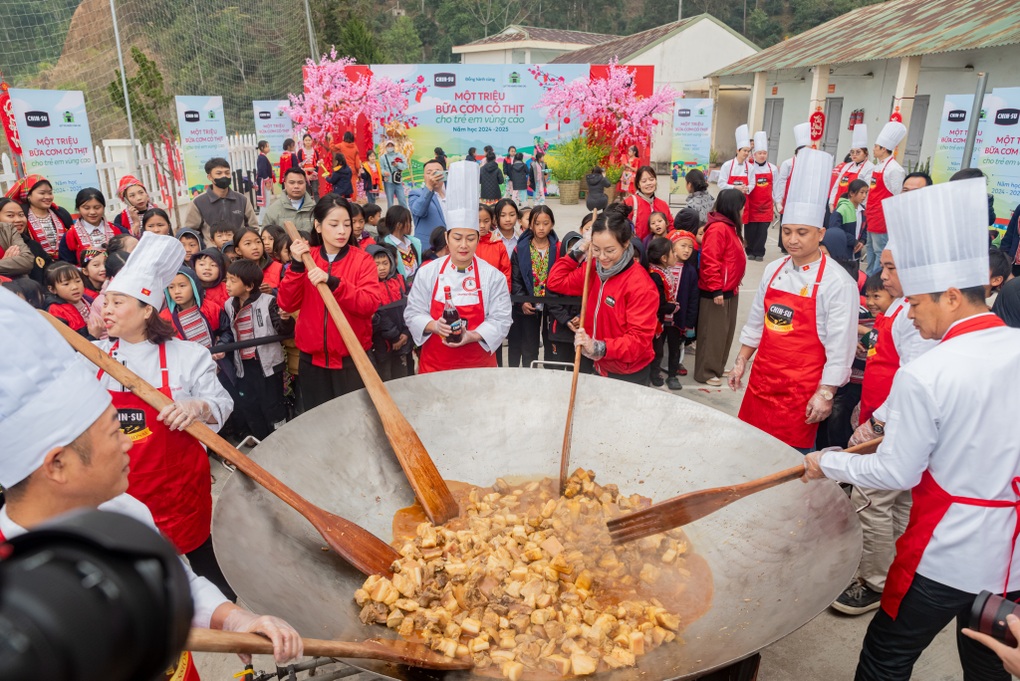 Chi Pu cùng CHIN-SU mang Tết đến cho thầy trò vùng cao - 3 Chi Pu cùng CHIN-SU mang Tết đến cho thầy trò vùng cao - 3